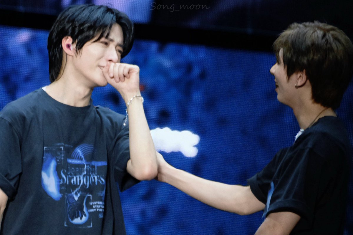 pagetaegyu's tweet photo. I AM FUCKING HEARTBROKEN WTF THE WAY TAEHYUN WAS TEARING UP TOO WHILE CHEERING UP HIS HYUNG 😭💔 https://t.co/J6fSIFmXeo