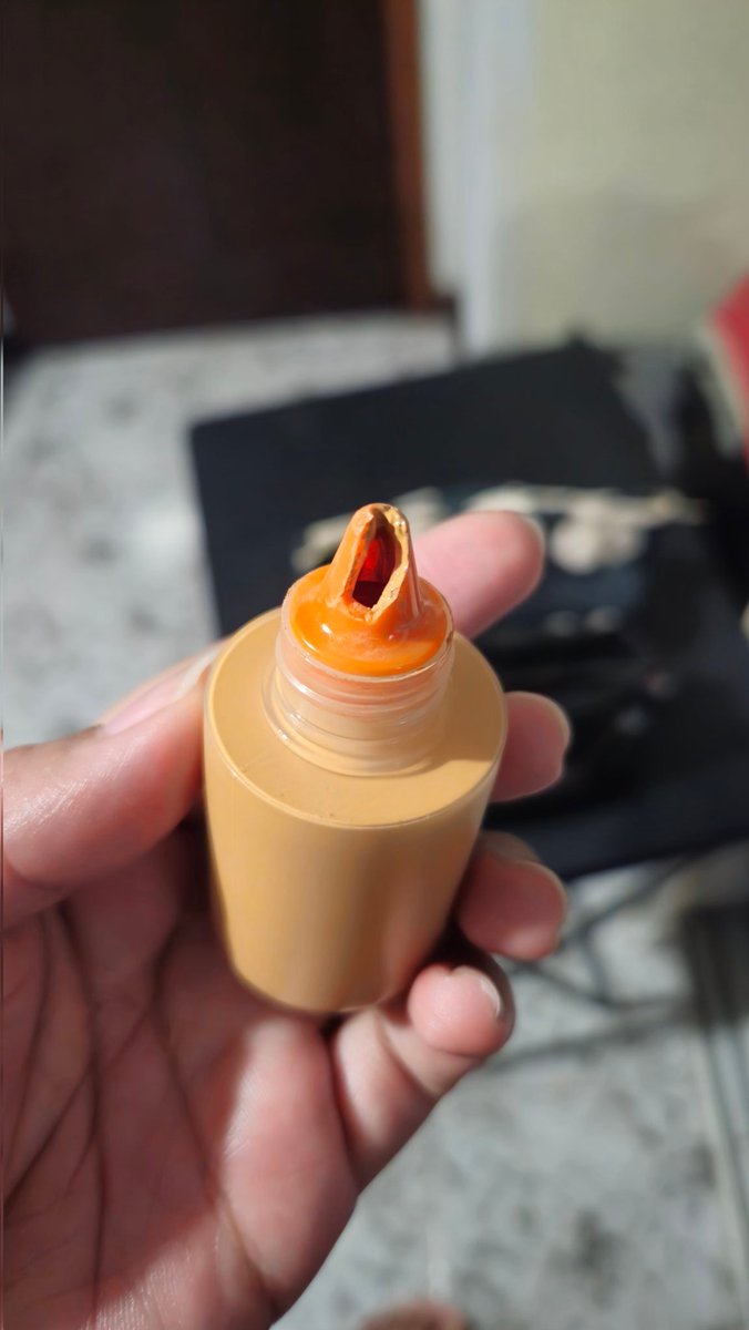 pspswonu's tweet photo. Já é a 2° embalagem da coverup que quebra exatamente assim, ambas eu levei pra viagem uma única vez, bem protegidas, e depois ficaram tempos parada no meu armário, com uso diário, em pé. 
Quando abri a tampa, o bico se quebrou na minha mão... 
Na 3° posso pedir música, MariMaria? https://t.co/Of9M3Lydc3