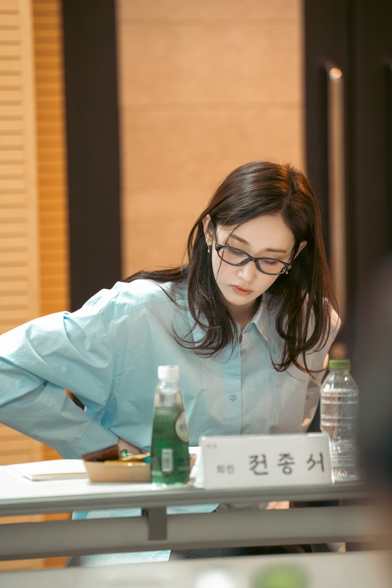 acemaker_movie's tweet photo. <파묘> 제작진의 새로운 오컬트 미스터리,
영험한 바위의 섬뜩한 비밀이 드러난다💥

설경구X전종서X서은수
<바위> 리딩 현장 스틸 공개🪨 https://t.co/1yzr6pwYMg