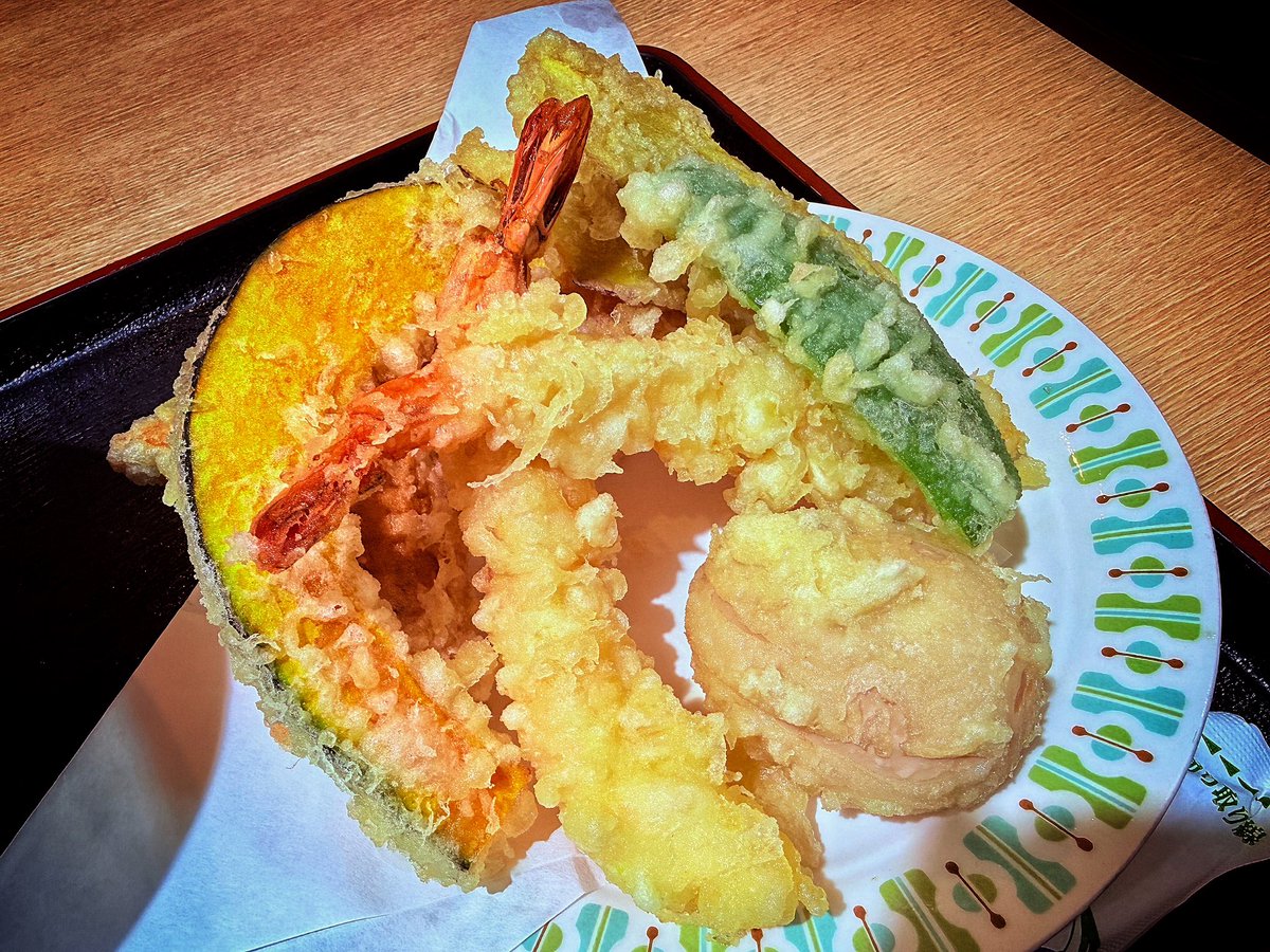 釜ひろ  大阪市東住吉区
第４期釜ひろ どうなる？

ぐだぐだの第３期から、メンバー刷新の第４期邁進中。店は綺麗になり天ぷらは劇的に良くなった。出汁も戻ってきた。あとは麺がまだ決まらない感じ。現在はかなり固い麺になっている。元祖釜ひろを目指すのか新しい釜ひろを目指すのか、目が離せない。