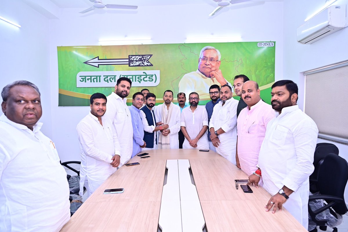 आज मैं <a href="/Jduonline/">Janata Dal (United)</a> प्रदेश कार्यालय पहुंचा। मैंने पूरे जद(यू) कार्यालय में सभी साथियों से मुलाकात की। 
पार्टी के कई माननीय विधायकों, माननीय विधान परिषद सदस्यों और मंत्री जी से भी मेरी मुलाकात हुई। पार्टी पदाधिकारियों, युवा प्रकोष्ठ, महिला प्रकोष्ठ के पदाधिकारियों तथा अन्य