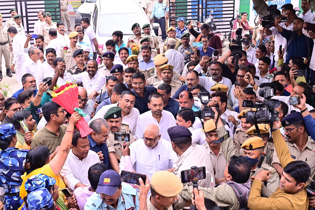 Nishantjdu's tweet photo. आज मैं @Jduonline प्रदेश कार्यालय पहुंचा। मैंने पूरे जद(यू) कार्यालय में सभी साथियों से मुलाकात की। 
पार्टी के कई माननीय विधायकों, माननीय विधान परिषद सदस्यों और मंत्री जी से भी मेरी मुलाकात हुई। पार्टी पदाधिकारियों, युवा प्रकोष्ठ, महिला प्रकोष्ठ के पदाधिकारियों तथा अन्य कार्यकर्ताओं से भी मैंने बातें की। 
जद(यू) कार्यकर्ताओं एवं पार्टी पदाधिकारियों का उत्साह देखकर मुझे विश्वास है कि हम सब मिलकर संगठन और प्रदेश को नई ऊंचाई पर ले जायेंगे।
मैं आप सभी को भरोसा दिलाता हूं कि पार्टी के कार्यकर्ता के रूप में अपना सर्वोत्तम देने की कोशिश करूंगा और मिलकर हमलोग नीतीश जी के कामों को आगे बढ़ाएंगे।

@NitishKumar 

#NishantKumar #bihar #patna