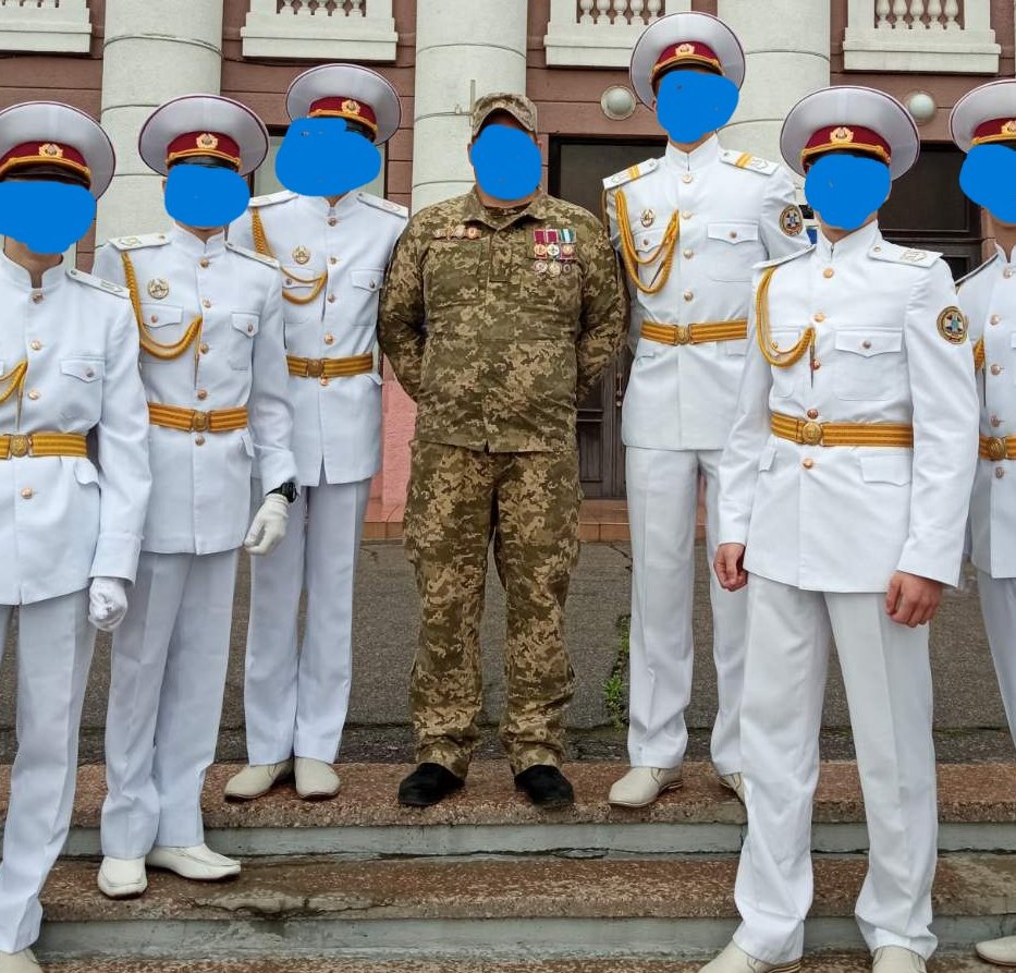 Лично от създателя на <a href="/Phoenix4_0_5_/">Phoenix foundation</a> , негови
кокарда за фуражка, наградна лента, щипка за вратовръзкас украинския герб.
От времето, когато беше военен и преподавател във военно училище. Носят се и днес.
Подробности на лични!
150 евро
Револют @akundyus