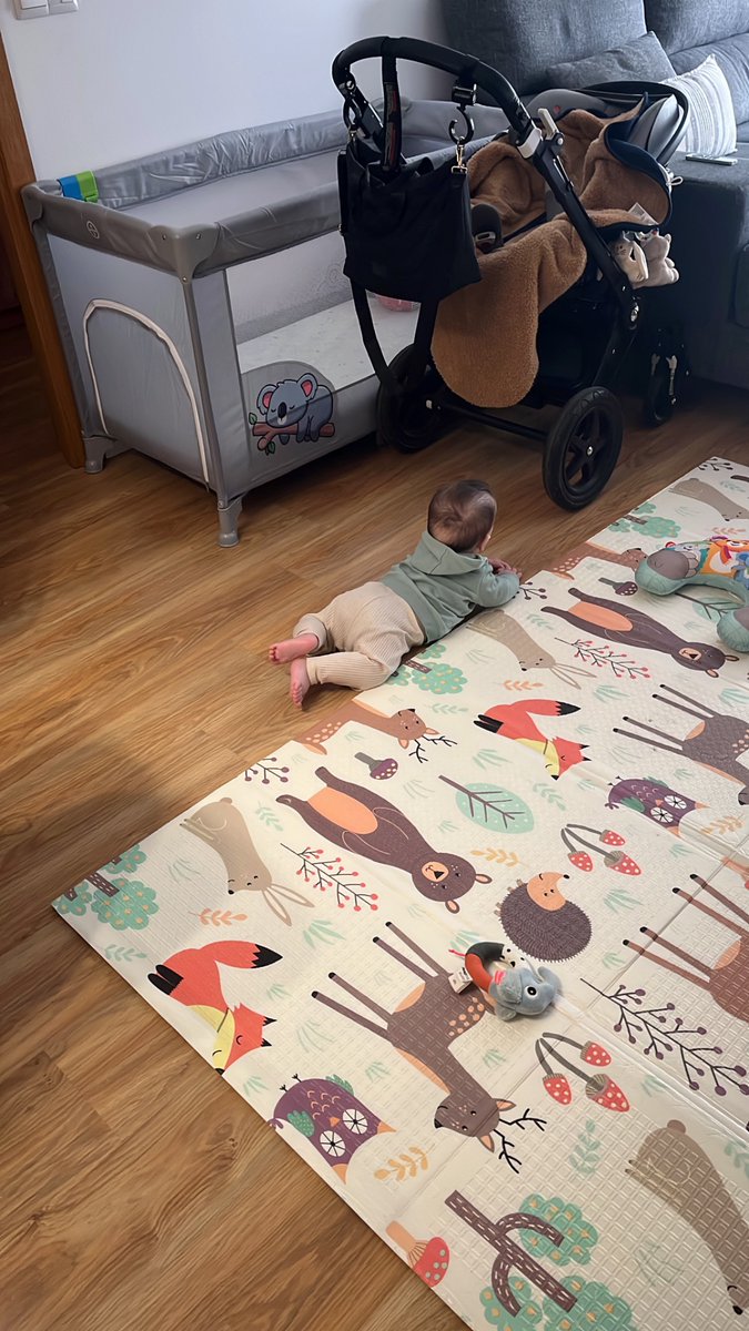 Voy un momento a la cocina y donde me encuentro al bebé. 6 meses cumple mañana. Estas cosas con el mayor casi que hasta los 8 no pasaban 😩