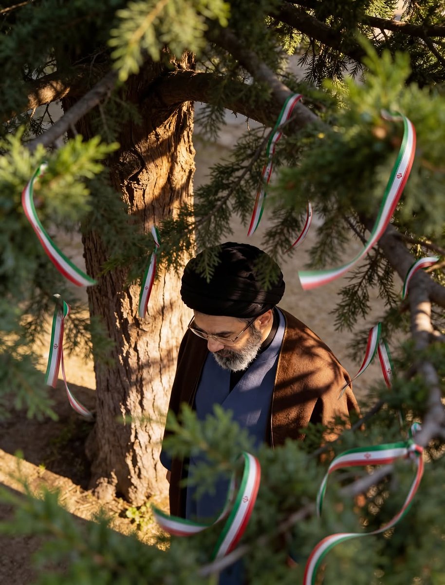 hamid_m_a's tweet photo. سید مجتبی خامنه ای در ۱۷ شهریور ۱۳۴۸ در مشهد به دنیا آمد و خیلی زود اموختن علوم دینی را نزد پدر اغاز کرد..

#خامنه_ای_دیگر https://t.co/Urvec4gYtT