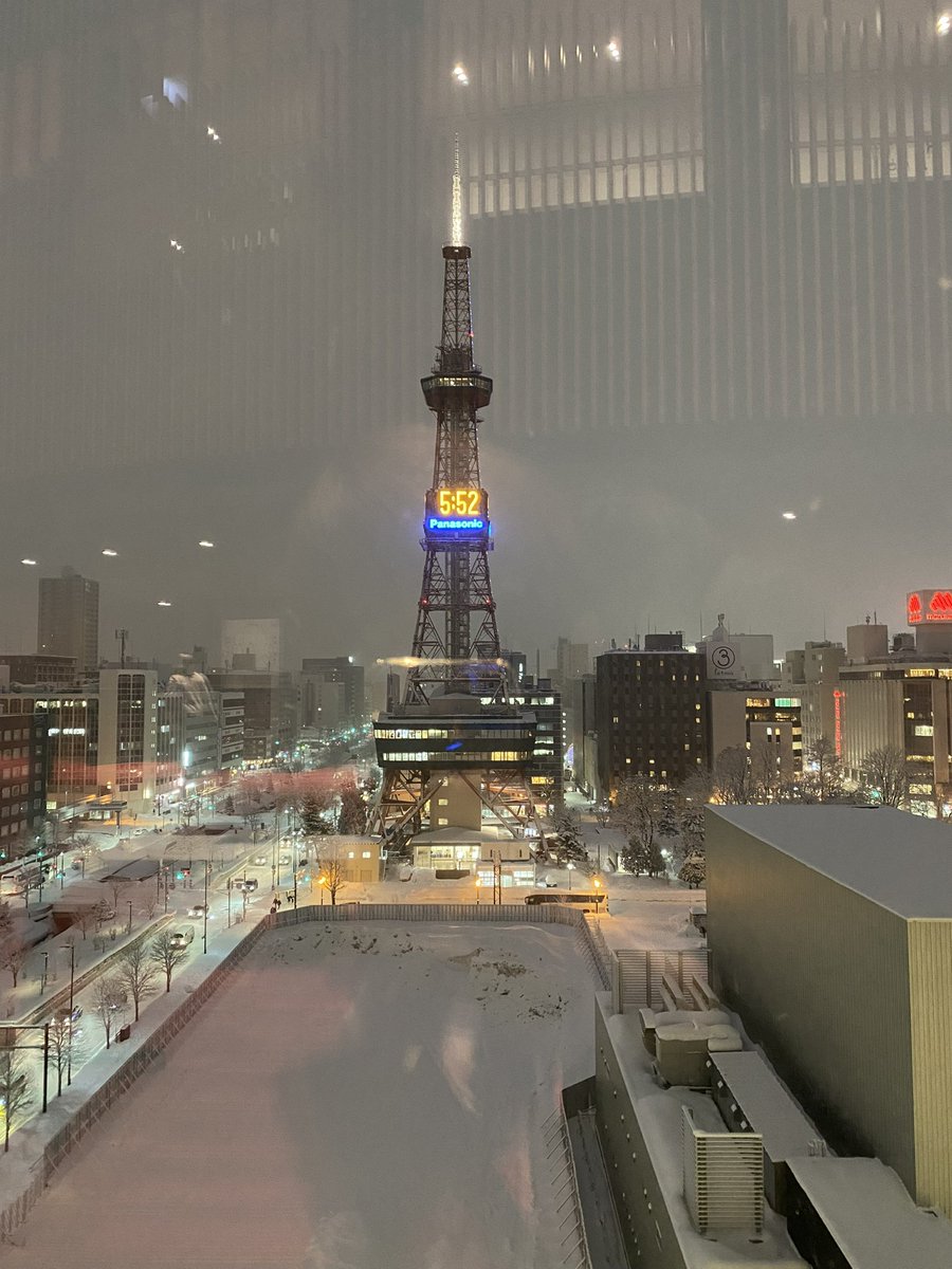haillin's tweet photo. この時期の札幌は2年前の3月1日
退院してそのまま準備し羽田から千歳へ天候不良でディレイやキャンセル祭りの中　飛ぶ？引き返す？不安のままなんとか千歳に着陸、ホッとした思い出です
今年は天候の心配はなさそう
仕事終えて羽田に向かってます
待ってろさっぽろー https://t.co/9ds2oT9Cnd