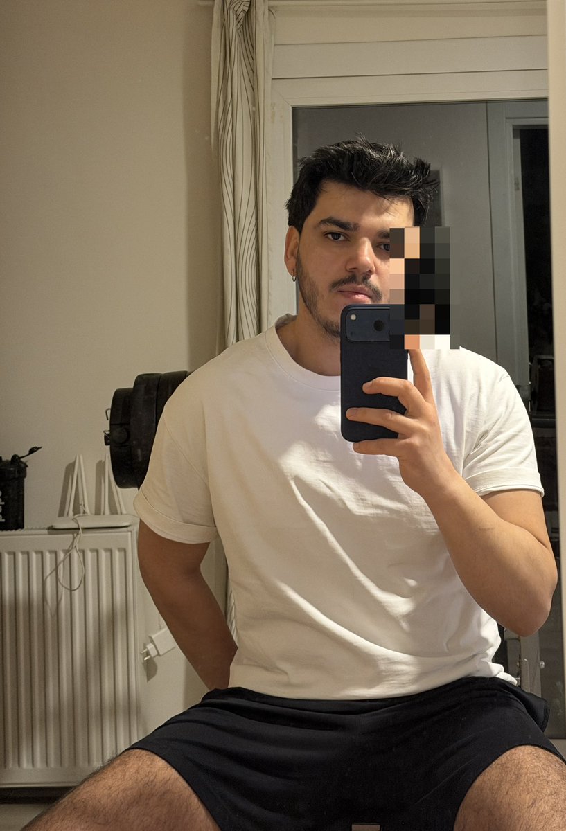 Apple, iphonelarda yapay zeka olayını çözemeyince sansür ekleyerek konuyu kapatmaya geçmiş fkfkfk arka camdan yansımamı komik diye  sileyim dedim güvenlik filtresi diyerek bölgeyi sansürlüyo djfjfj şaka mı