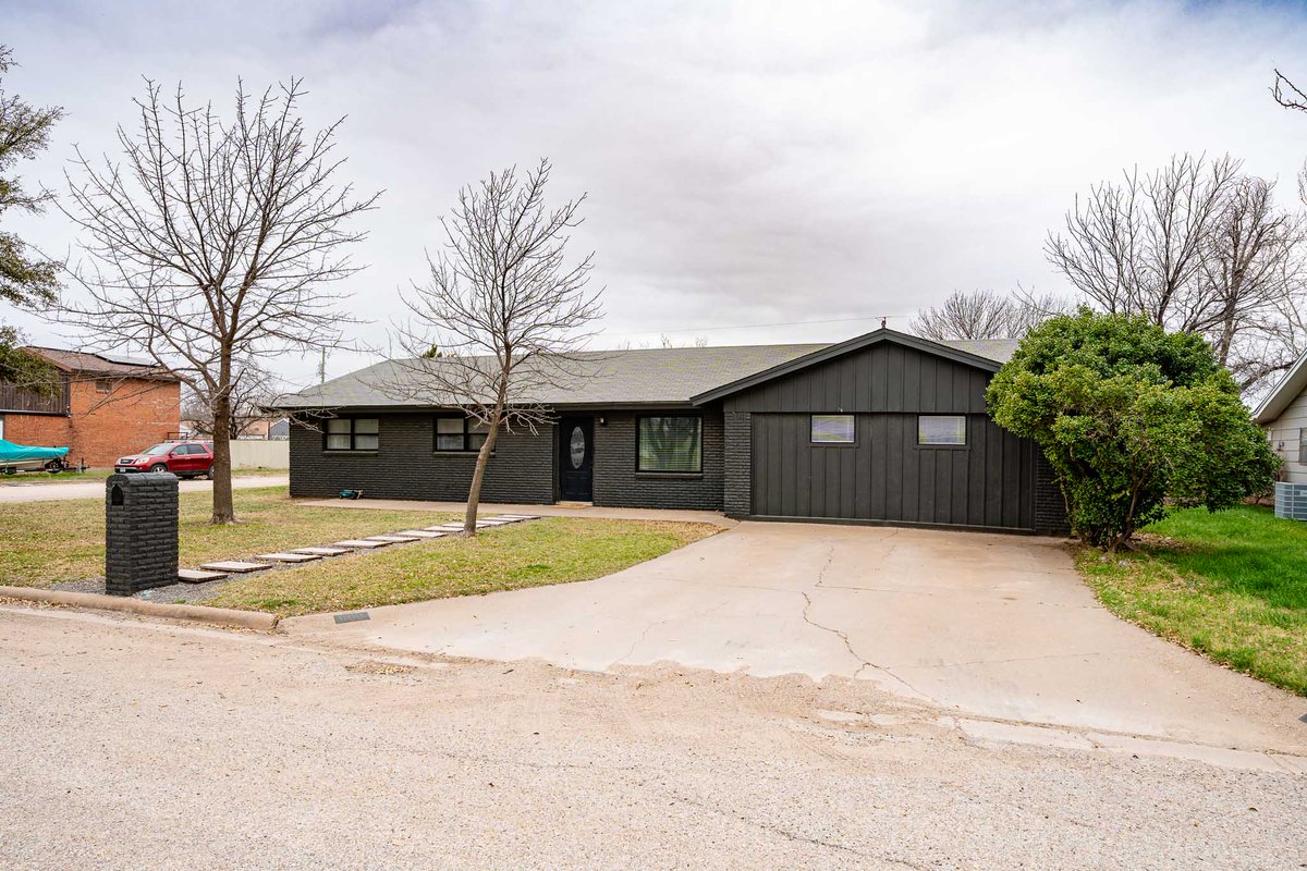 EkdahlEdge's tweet image. Wait until you see the backyard on this #Hamlin home. 

4 bed, 3 bath on a quiet corner lot with an outdoor movie screen, #firepit, #bar and cook shack, animal space, and a workshop. Call Dan Byerly at 325 665 3489 to schedule a showing.

ekdahlrealestate.net/properties/600…