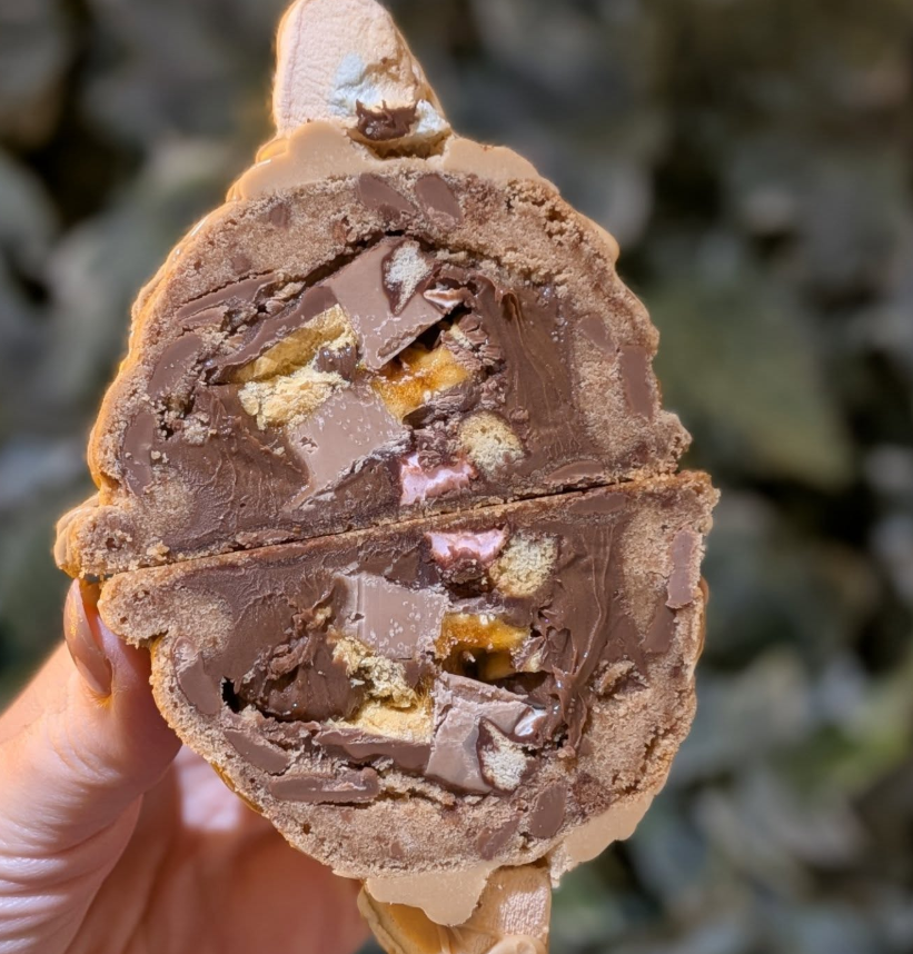 JMPosner's tweet photo. This Golden Crunchie Rocky Road stuffed Cookie, by The Hedgehog Bakery is the flavour combo you never knew you needed! 🤩🙌

Want to try to create your own golden combo? Experiment with our Gold Caramel spread 🤤

🔍 Vela Gold Caramel Spread 
https://t.co/IVU3lpAymn https://t.co/N9gd7afoN3