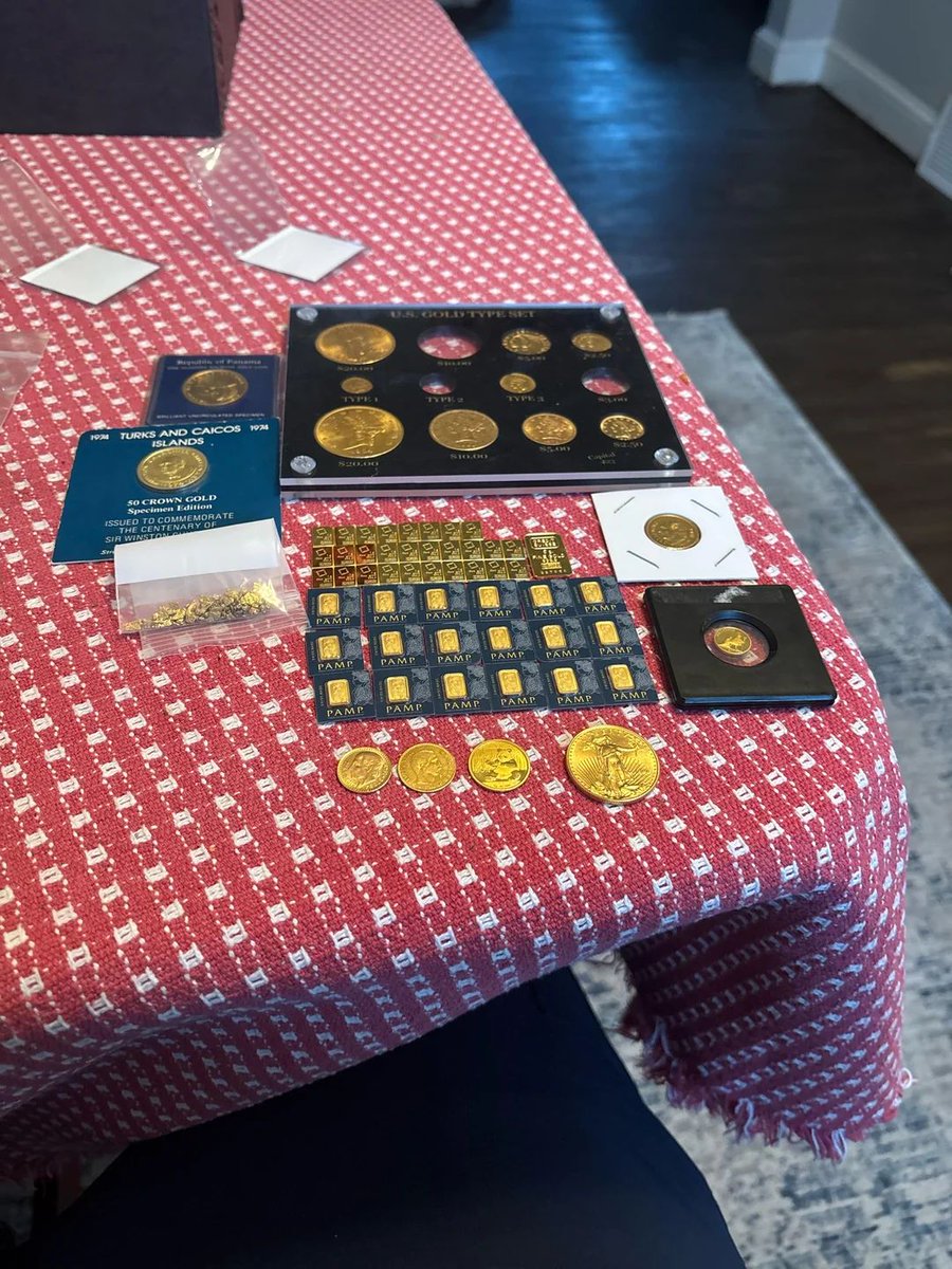 peer_metals's tweet photo. ✨ GOOOOOLLLD

Metal out. Pride displayed.

Collection spread. Happiness visible.

Sometimes stacks need air.
Admire what you've built.

📍 r/Gold
Credit: u/MaxLewis1234

#gold #goldstacking #physicalgold #stackdisplay #preciousmetals https://t.co/ATmkUVew05
