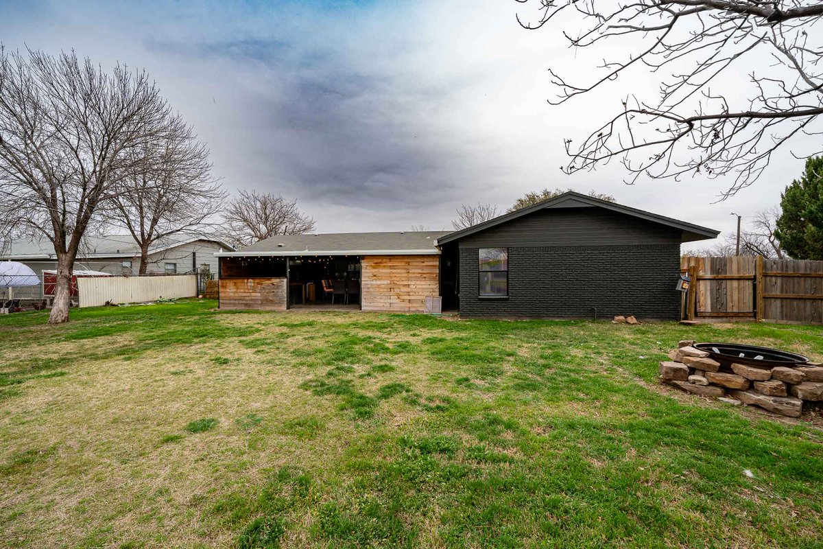 EkdahlEdge's tweet image. Wait until you see the backyard on this #Hamlin home. 

4 bed, 3 bath on a quiet corner lot with an outdoor movie screen, #firepit, #bar and cook shack, animal space, and a workshop. Call Dan Byerly at 325 665 3489 to schedule a showing.

ekdahlrealestate.net/properties/600…