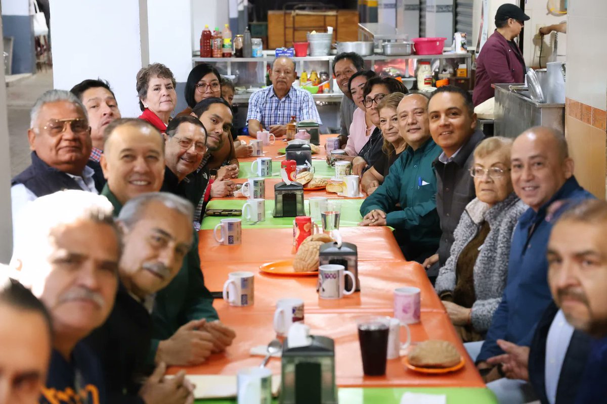 SEGOB_Queretaro's tweet photo. ¡Un buen comienzo del día! ☀️
Esta mañana, el secretario de Gobierno @Eric_gudino se reunió en el 📍mercado Lomas de Casa Blanca con integrantes de la #FUCQ encabezados por su líder Rafael Granados.
#AquíContigo https://t.co/WIIWBSGyzg