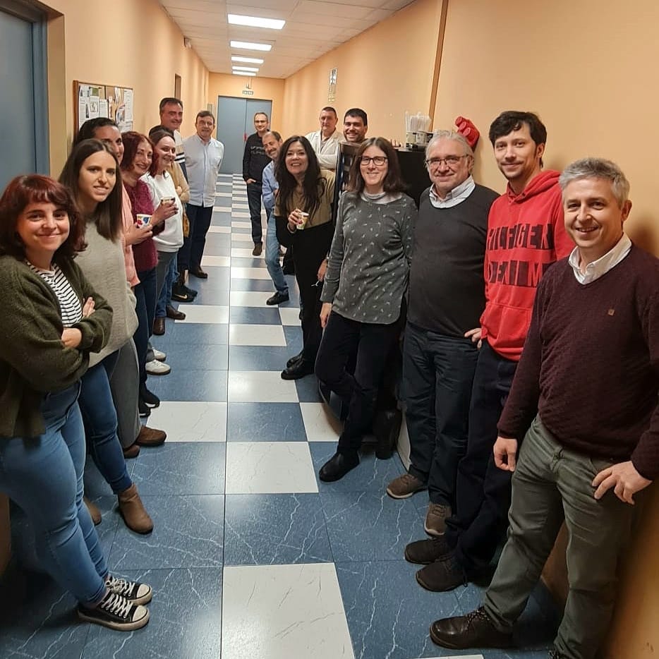 ACKzgz's tweet photo. 🎉Hoy en la oficina hemos celebrado algo muy especial: dos compañeros que comparten trabajo… ¡y ahora también vida!
Parte de los departamentos hemos podido reunirnos, en el momento café de la mañana, para desearles lo mejor en esta nueva etapa: https://t.co/AjHZT9U7M5