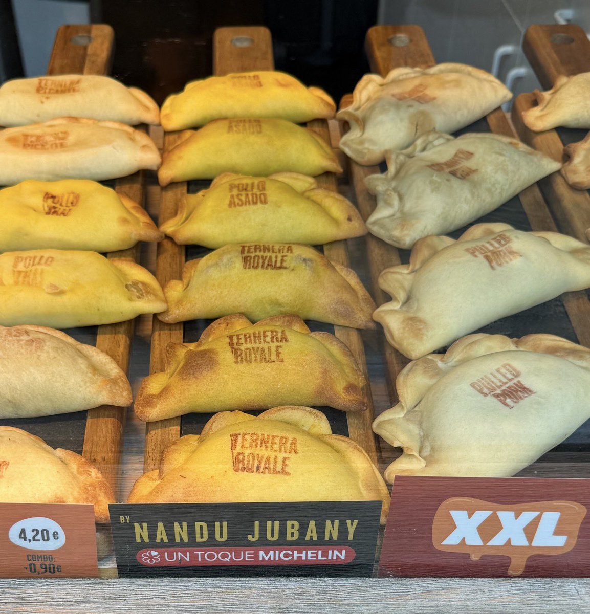 Aprèn, redactor júnior <a href="/MiquelBonet_/">Miquel Bonet</a>  que encara no has acabat de trobar el to: @nandujubany no seria millor que a 10.000 metres d’alçada, per promocionar “la cuina catalana”, donessis empanadilles argentines com aquestes?