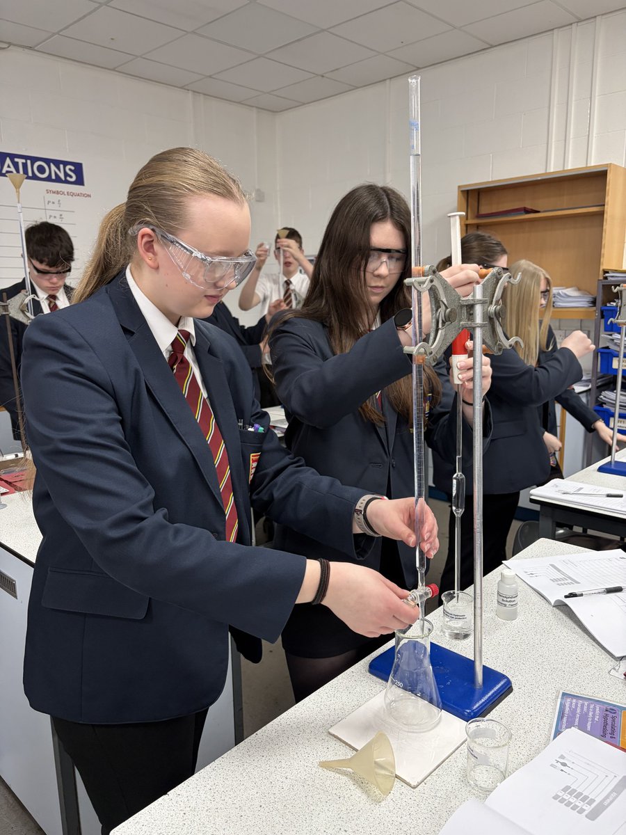 PATKingsSchool's tweet photo. Year 10 Separate #Science students have been getting hands-on with #titrations this week π§ͺ Carefully adding acid to alkali, watching for that perfect colour change, and calculating concentrations like real chemists. Precision, patience and great lab skills on show! #GCSEScience https://t.co/qCSdzQQR9F