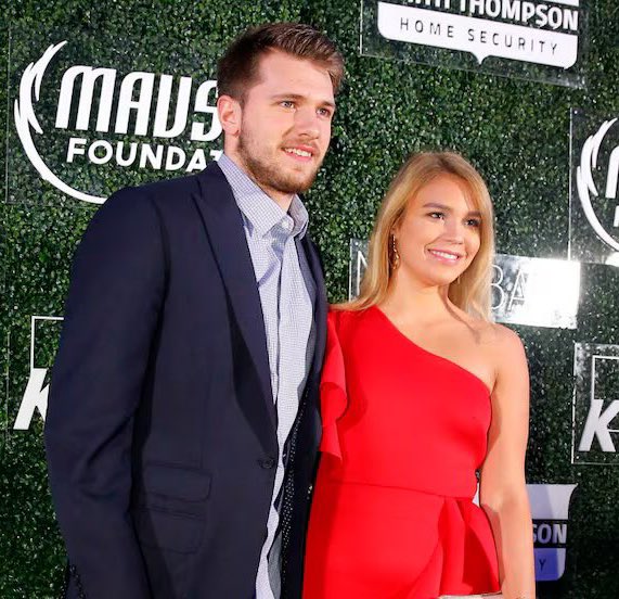 PasionBasketNBA's tweet photo. 🚨 A través de un artículo publicado en ESPN, Luka Doncic ha hecho oficial la ruptura con Ana María, su prometida, y ha contado la situación por la que está viviendo:

Fuentes cercanas a la situación también indicaron que Doncic está en una batalla legal por la custodia de sus dos hijas.

"Amo a mis hijas más que a nada y he hecho todo lo posible para que estén conmigo en Estados Unidos durante la temporada, pero no ha sido posible, así que recientemente tomé la difícil decisión de terminar mi compromiso con Ana”

Fuentes familiarizadas con la situación de Doncic añadieron que el jugador siempre ha mantenido a su familia y paga los gastos de sus hijas "sin límite".

Doncic le propuso matrimonio a Goltes en julio de 2023, después de que ambos se conocieran desde jóvenes y comenzaran a salir en 2016.

Su primera hija, Gabriela, nació en EEUU, y su segunda hija, Olivia, nació hace tan solo unos meses en Eslovenia. Fue entonces cuando viajó allí para presenciarlo, y quiso llevarse a sus hijas a EEUU pero surgió un desacuerdo con Ana María.

Fue entonces cuando Ana María llamó a la policía, estando Doncic en el hospital. La policía interrogó al jugador, y al final no hubo ningún tipo de cargos contra Luka, quien se fue del hospital de manera pacífica y volvió a Los Ángeles. Al ser preguntado por el viaje, lo definió como "una montaña rusa". 

Luka Doncic, como os comentaba, se encuentra actualmente luchando por conseguir la custodia de sus hijas, a las que no ve desde entonces, ya que ellas están junto a su madre en Eslovenia