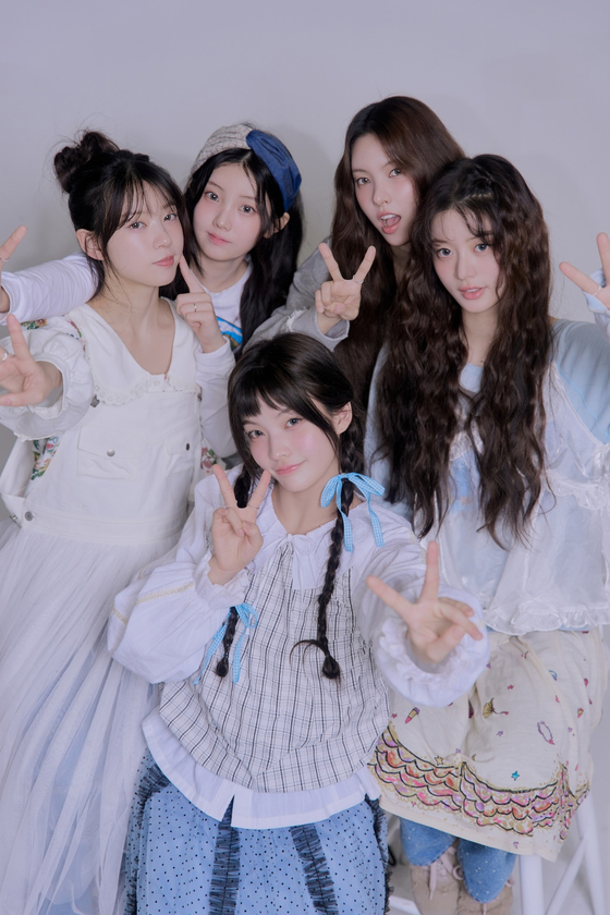 Korean News Articles Erase NewJeans Achievement of Winning an Excellent Work Award at Japan Record Awards 2 YEARS In a Row only to Label ILLIT as the First K-POP Group to win it, in 2026.

HYBE Label BELIFT have shared said articles.