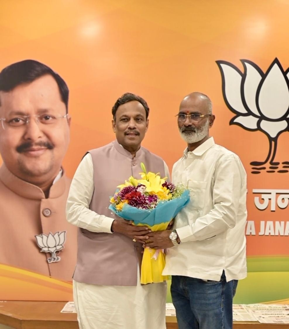 drsanjaymayukh's tweet photo. महाराष्ट्र से राज्यसभा सदस्य के रूप में निर्विरोध निर्वाचित होने पर भारतीय जनता पार्टी के माननीय राष्ट्रीय महामंत्री एवं बिहार प्रभारी श्री @TawdeVinod  जी को भेंट कर हार्दिक बधाई एवं आत्मीय शुभकामनाएँ दी! 💐

​आपका मार्गदर्शन और नेतृत्व सदैव प्रेरणादायी रहा है। हमें पूर्ण विश्वास है कि आपके वृहद अनुभव और समर्पण से उच्च सदन की गरिमा बढ़ेगी और राष्ट्रहित में सफलता के नए कीर्तिमान स्थापित होंगे।

​आपके यशस्वी एवं उज्ज्वल कार्यकाल हेतु मंगलकामनाएं।