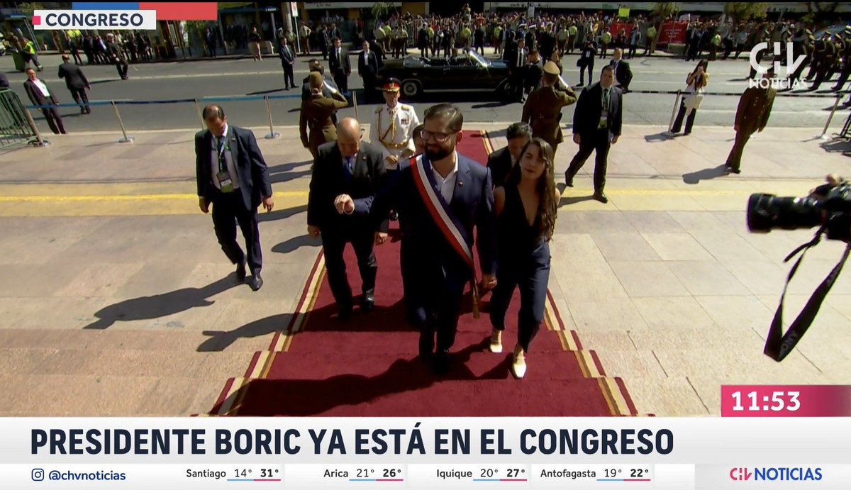 Un chiste zurdo vision, le colocan el micrófono a la barra de comunistas que decían "Gabriel amigo el pueblo está contigo" 😂 en ningún otro canal se escuchaba tan fuerte.

<a href="/chilevision/">Chilevisión</a> #cambiodemando