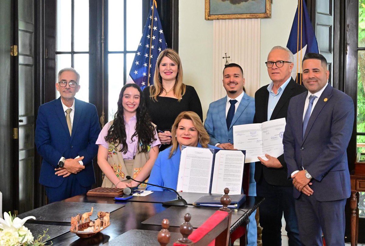 Jenniffer's tweet photo. Hoy firmé  junto al alcalde de Cayey, Rolando Ortiz, el presidente de la Junta de Planificación, Héctor Morales, el senador del distrito de Guayama, Rafael Santos, la representante Gretchen Hau y el senador Wilmer Reyes la Primera Revisión Integral del Plan de Ordenación Territorial del Municipio de Cayey, una herramienta clave para promover un desarrollo planificado, proteger nuestros recursos y asegurar un uso responsable del suelo.

Con esta revisión actualizamos la planificación del municipio, integrando la infraestructura económica, social y ambiental necesaria para impulsar nuevas oportunidades de crecimiento. Seguimos trabajando en conjunto con los municipios para fomentar el desarrollo para el futuro de Puerto Rico.