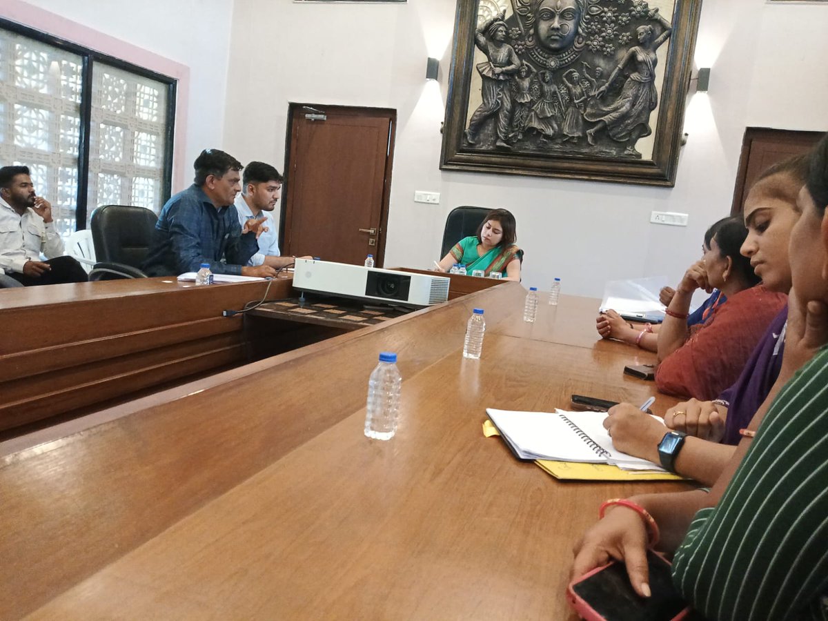 આજ રોજ વડનગર ખાતે વિવિધ પ્રવાસન સ્થળો સાથે જોડવામાં આવનાર સ્વ સહાય જૂથની મહિલાઓ સાથે બેઠક યોજી  માર્ગદર્શન આપવામાં આવ્યું.
<a href="/CMOGuj/">CMO Gujarat</a> 
<a href="/GujPRHDept/">Panchayat, Rural Housing & Rural Dev. Department</a> 
<a href="/CollectorMeh/">Collector Mehsana</a> 
<a href="/infomahesanagog/">Info Mahesana GoG</a>