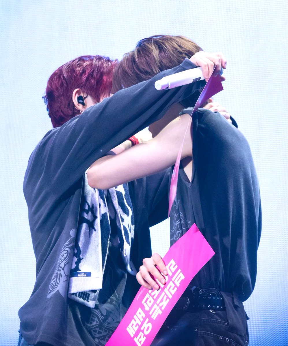saseumsudal's tweet photo. what i found so touching was that, though taro also knew what sungchan was doing, he hugged this big cute guy anyway https://t.co/jeg5Nn9Tq6