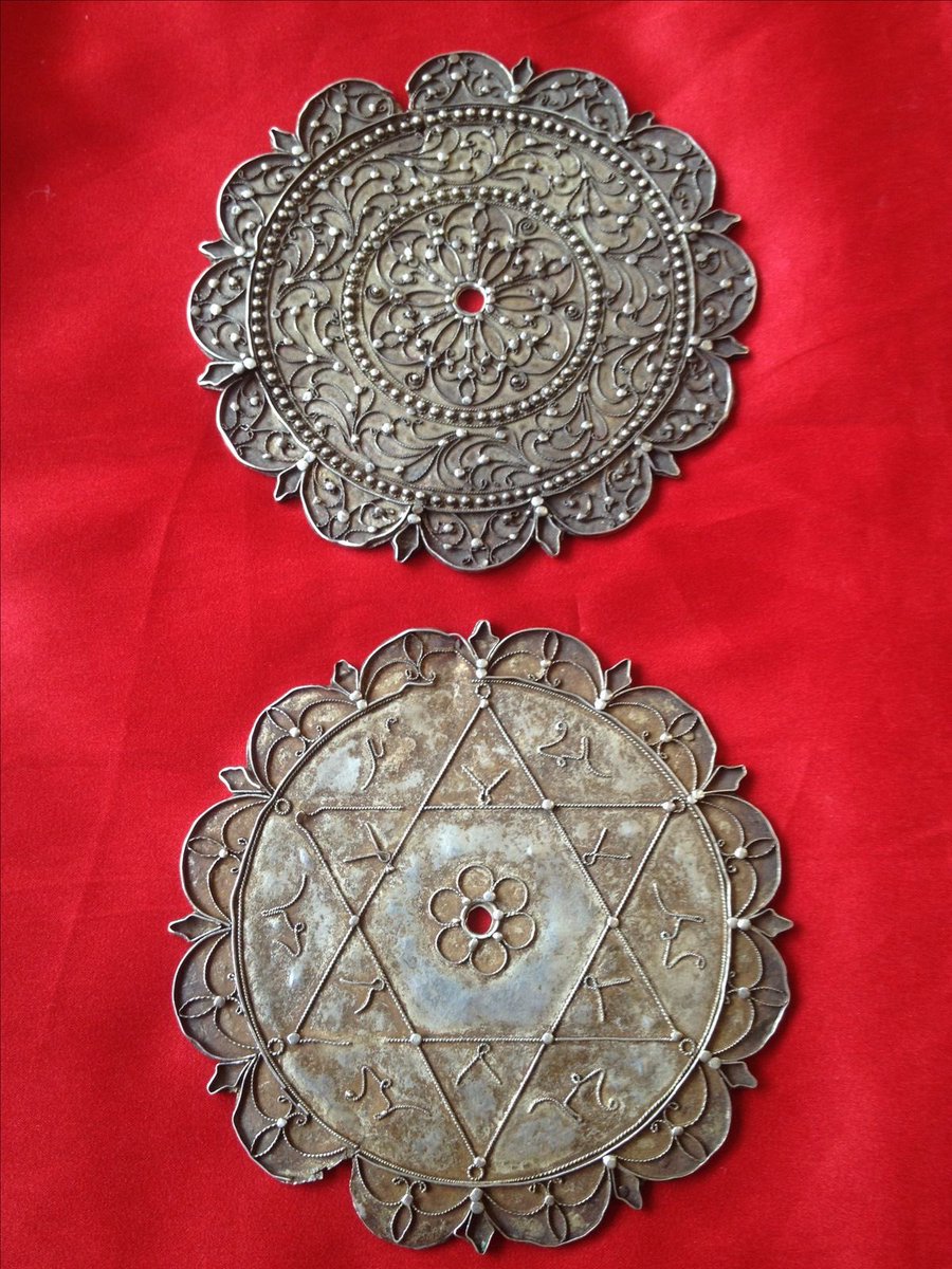 Kowari/Kawari, an amuletic pendant from South Sulawesi (also founded in Sumbawa Sultanate: knowing the royal bloodline of Sumbawa descended from Bugis &amp; Banjar). 

Tapi ada satu detail yang bikin gue penasaran: kenapa motif hexagram (bintang Daud) muncul di Bugis craftmanship?