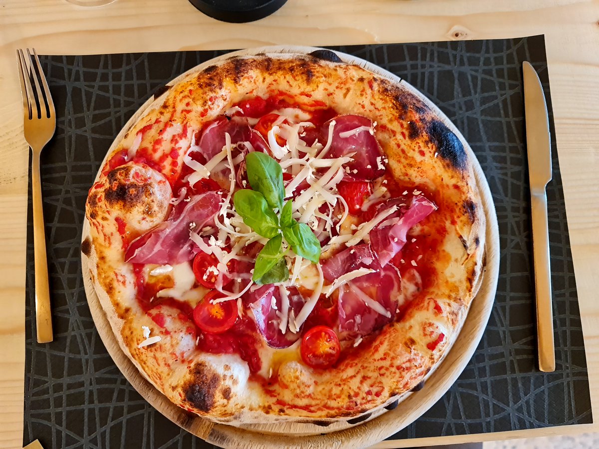 Lucascainelli's tweet photo. Pizza Dipinta, Bergamo. Sotto le mura, pochi tavoli, bresaola della Valtellina e un impasto che sa il fatto suo.
40/60 — L'Armonia del Gusto. Artigianato serio, niente fronzoli.
🍕 #PizzaInPagella → https://t.co/ry6t6gpeC6 https://t.co/gzKuwYZFV2