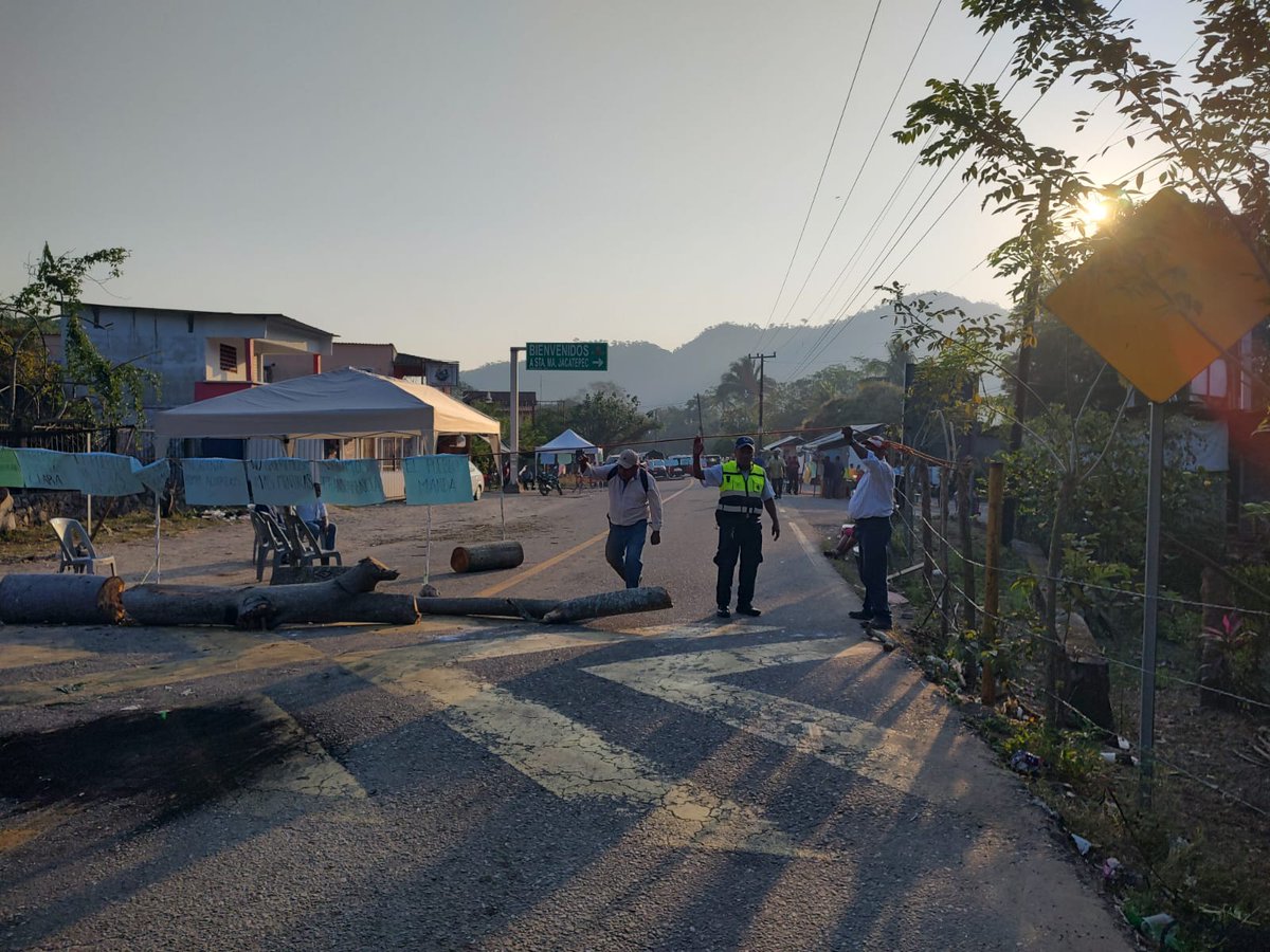 ContraProMx's tweet photo. 🚧 #ATENCIÓN Afectación a la circulación en el km 29 de la carretera federal 175, tramo #ValleNacional – #Tuxtepec, a la altura del puente de Santa María #Jacatepec, en #Oaxaca.
Interrupción vial de Oaxaca a la región del Papaloapan