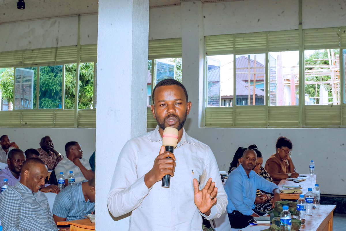 Umuyobozi w’Akarere wungirije ushinzwe Iterambere ry’Ubukungu, Matsiko Gonzague yasabye abahinzi n’abashinzwe gukusanya umusaruro wa kawa gukora akazi kabo mu bushishozi no mu mucyo, kugira ngo hatazagira umuturage ubura aho agurisha umusaruro we cyangwa ngo awugurishe ku