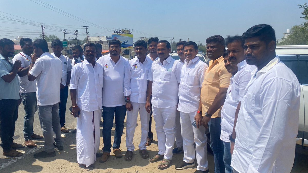 KKMathesh6's tweet photo. மாநில இளைஞர் அணி துணை செயலாளர்  மண்டல பொறுப்பாளர் மதிப்புமிகு #திரு_B_S_சீனிவாசன் அண்ணன் அவர்களுடன் ஈரோடு வடக்கு மாவட்ட இளைஞர் அணி அமைப்பாளர் பாசமிகு #திரு_A_திருவேங்கடம் அண்ணன் அவர்களுடன் துணை அமைப்பாளர்கள் அந்தியூர் #திரு_வி_வைத்தீஸ்வரன் அவர்கள் https://t.co/p9wkoc0nZm