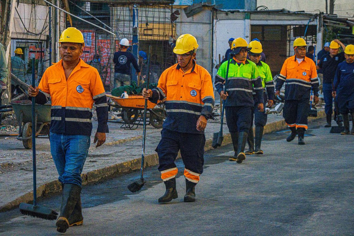 Desde el inicio de la Fase 6 de la revitalización en el Centro Histórico, nuestros equipos acompañan las intervenciones en territorio.

Mientras el alcalde <a href="/marioduran/">Mario Durán</a> supervisa los avances en la 1.ª Calle Pte., el trabajo operativo continúa en las zonas intervenidas. 🚧