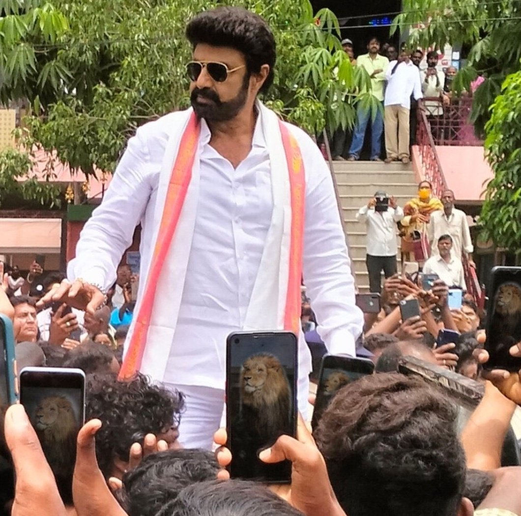 HemanthNBK2's tweet image. Idi offline reality Chiru vs #Balayya clash lo 🔥
Fake number lu chow lu ani ruddutam kaadu, muslims kuda Balayya ke vote 7/11 😎🔥🥵
