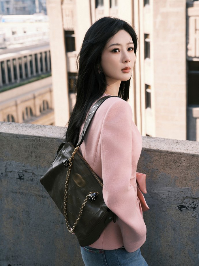 CKstory1004's tweet photo. #YangZi studio
#YangZiatValentinoFW26
#RomeFashionWeek
#หยางจื่อ #杨紫
👉https://t.co/0DxcVpX5XH https://t.co/pfP8RKuRxN