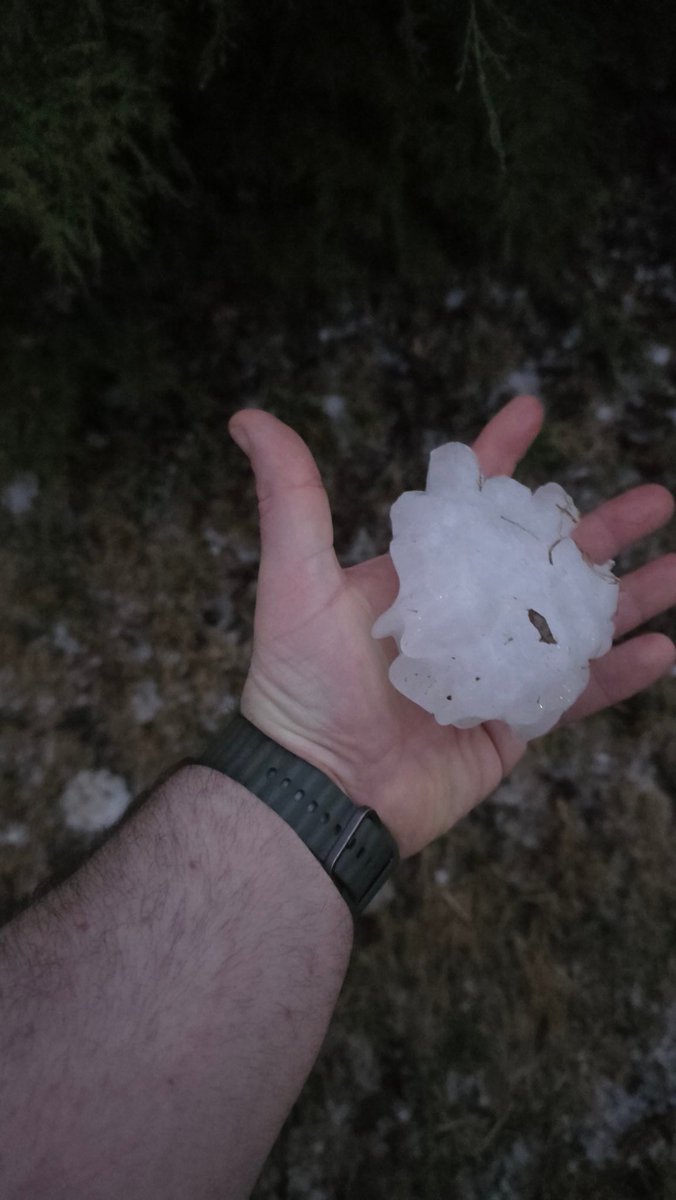 elangomatt's tweet photo. @NWSChicago West Kankakee. My palm is 4 inches wide https://t.co/QdOBNdEYrN