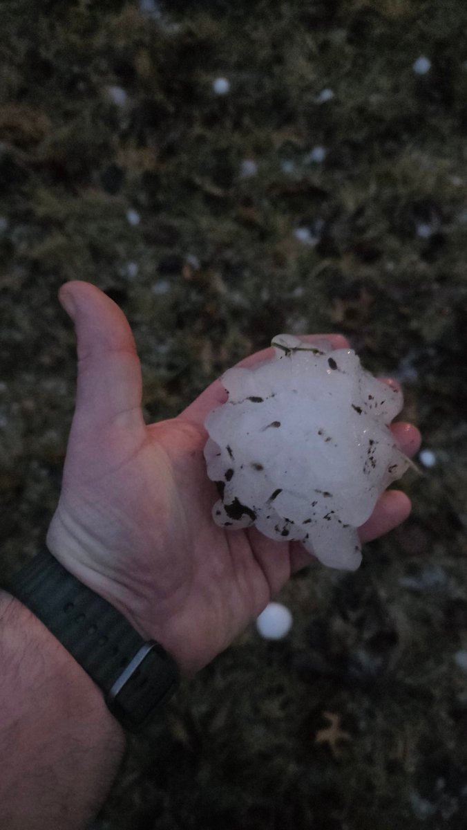 elangomatt's tweet photo. @NWSChicago West Kankakee. My palm is 4 inches wide https://t.co/QdOBNdEYrN