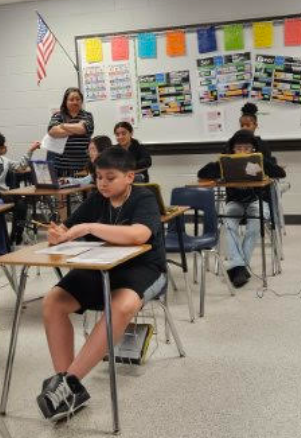 JohnStem_EISD's tweet image. Learning new words! 📖✏️ Instructor Medina’s 6th grade Discovery Language students are growing their Spanish vocabulary every day 🌟💬 #LearnSpanish #VocabularyFun #LanguageLearning