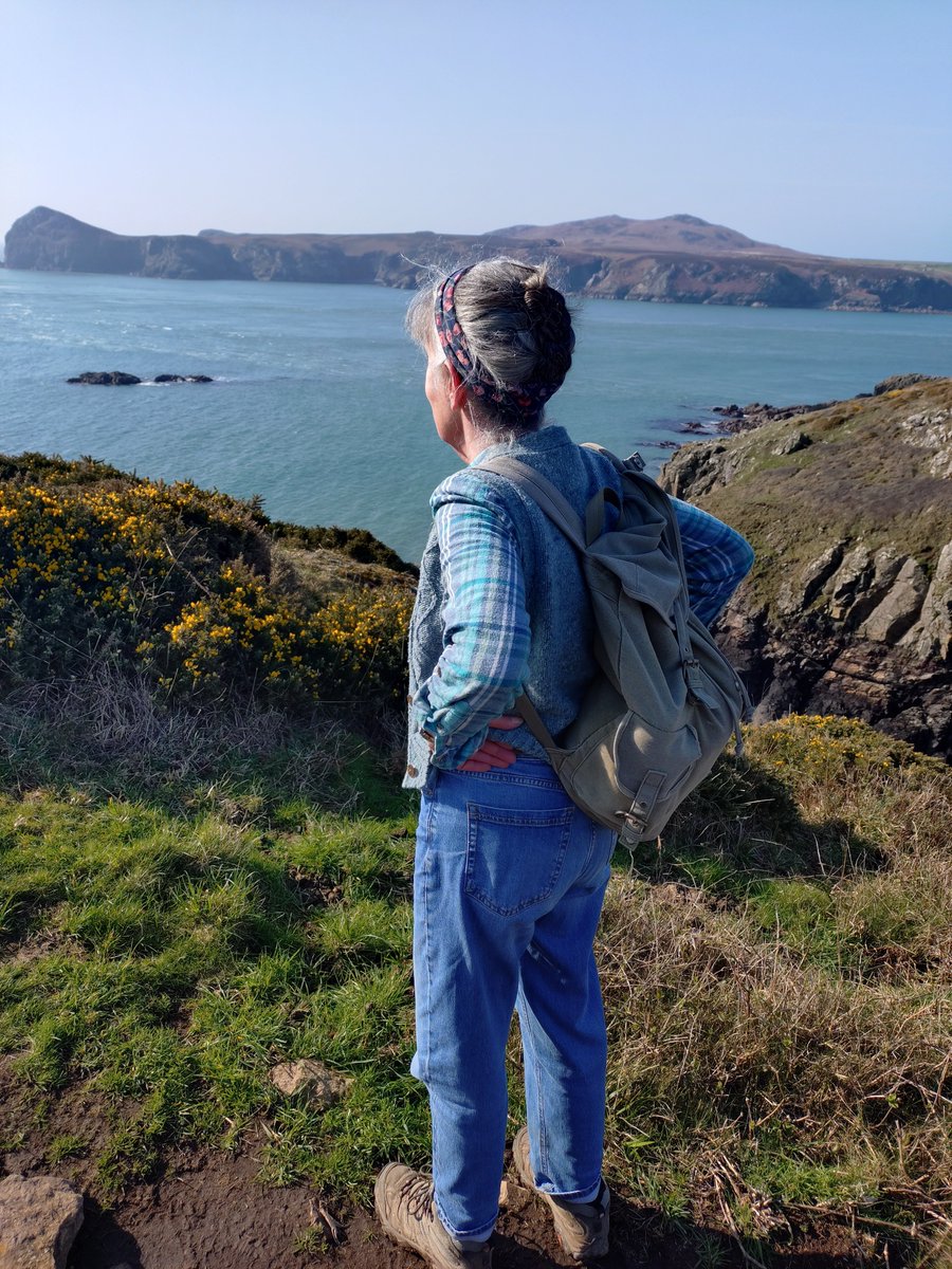 ElusenHywelDda's tweet photo. Mae Jenny a Tim Kitchell yn ymgymryd â her anhygoel, taith 500 milltir ar draws y #CaminodeSantiago, i godi arian ar gyfer @BIHywelDda #GwasanaethauWrolegSirGaerfyrddin 💚

📖 Darllenwch fwy am eu codwr arian gwych yma: https://t.co/DUba0QyotC

#EichElusenGIG 💚 https://t.co/YNKGLDzYSm