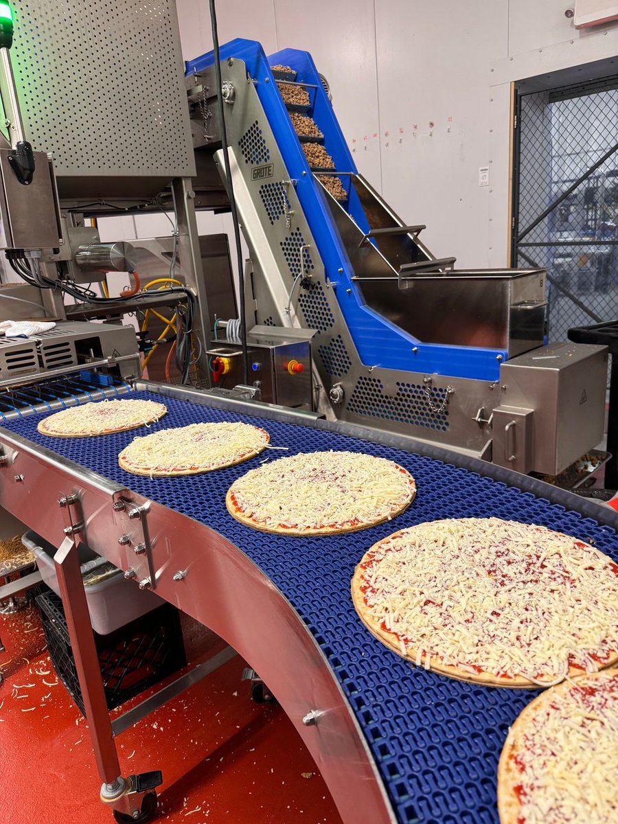 Dogtownpizzas's tweet photo. Making moves. Literally. One cheese pizza at a time.

#DogtownPizza #STLFoodie #FrozenFresh #STLPizza #SupportLocal https://t.co/OwDNVzTdRH