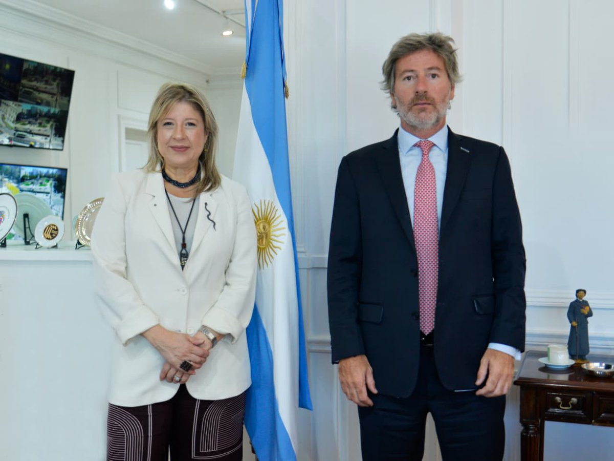 AleMonteoliva's tweet photo. Recibí a Juan Bautista Mahiques, nuevo ministro de Justicia.

La articulación entre seguridad y justicia para enfrentar al narcotráfico, el crimen organizado y garantizar que los delincuentes respondan ante la ley, es clave para que los argentinos de bien vivan seguros y en libertad.