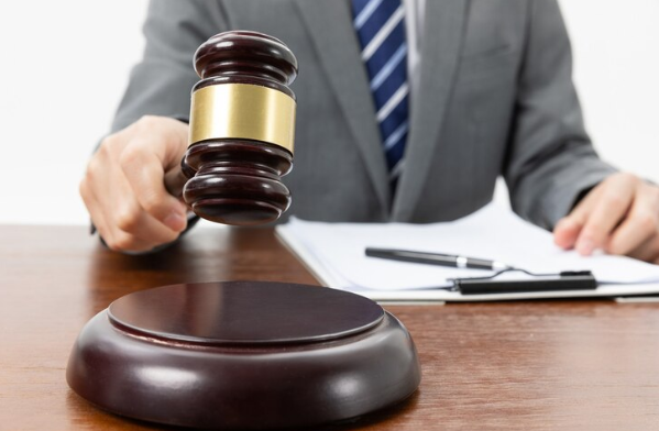 Una nueva sentencia del Constitucional precisa que el derecho de defensa exige identificar el contenido de las pruebas que vinculan al investigado con los hechos cuando estas sirven para justificar una medida de prisión..... tlbgo.com/s/KRNxXiRStP