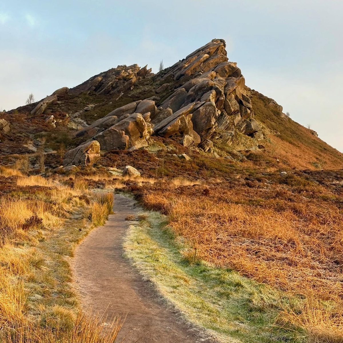 StaffsTourism's tweet image. 🌷Whether you’re after fresh air, wild landscapes, great pubs or historic market towns, the #staffordshiremoorlands offers the perfect experience to add to your 2026 plans !

📲Get inspired discoverstaffordshiremoorlands.co.uk
🥾Explore with us staffsmoorlandswalkingfestival.co.uk

#SpringGetaway #easter