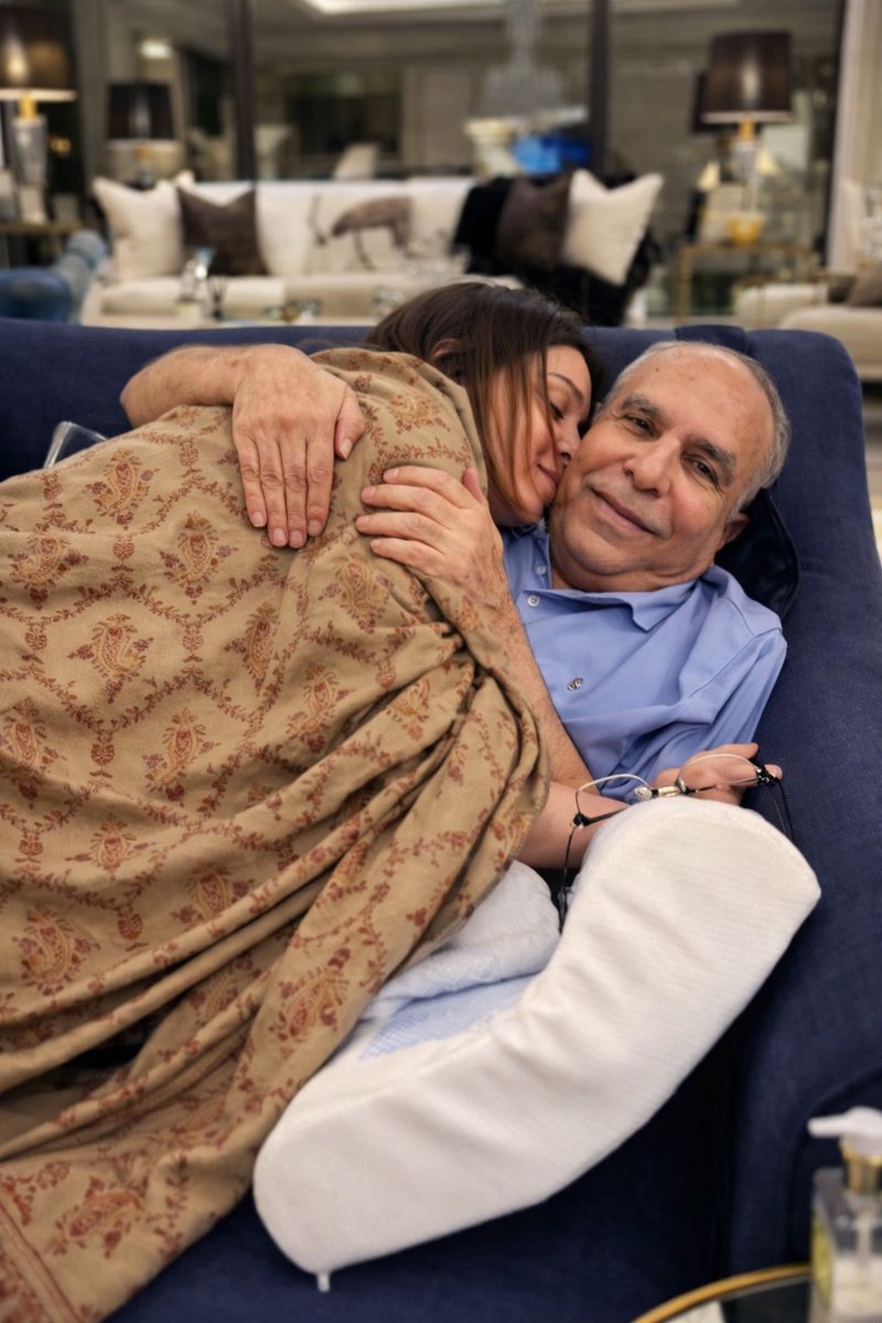 ShowbizAndNewz's tweet image. Famous businessman #MalikRiaz's daughter #AasiaAmer kissing her father in recent click ❤️