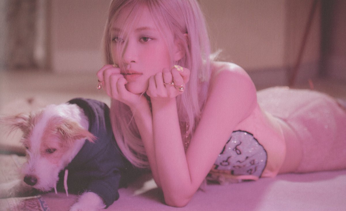 lesblinkot4's tweet photo. Hace 5 años, ROSÉ debutó como solista, mostrando al mundo un lado aún más personal de su música. Gracias por compartir tu arte y tus emociones con nosotros. Siempre estaremos orgullosos de ti. RT!🤍🤍 

SOLOIST ROSÉ 5TH ANNIVERSARY 
#FiveYearsWithR #온더그_곤_5주년_축하해 https://t.co/ks8pw1OZHf