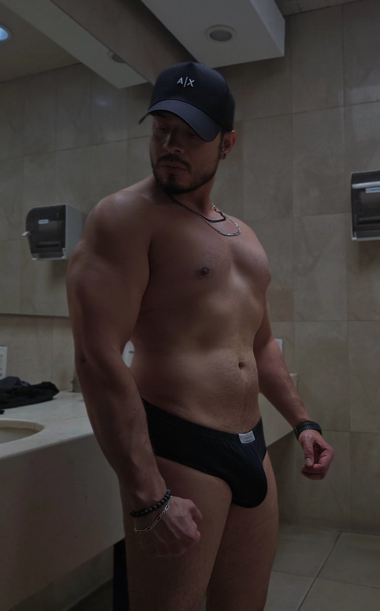 AaronFit37's tweet photo. Dale Luz y la Oscuridad desaparecerá sola 🖤🔥 https://t.co/EYEpfEdMEN