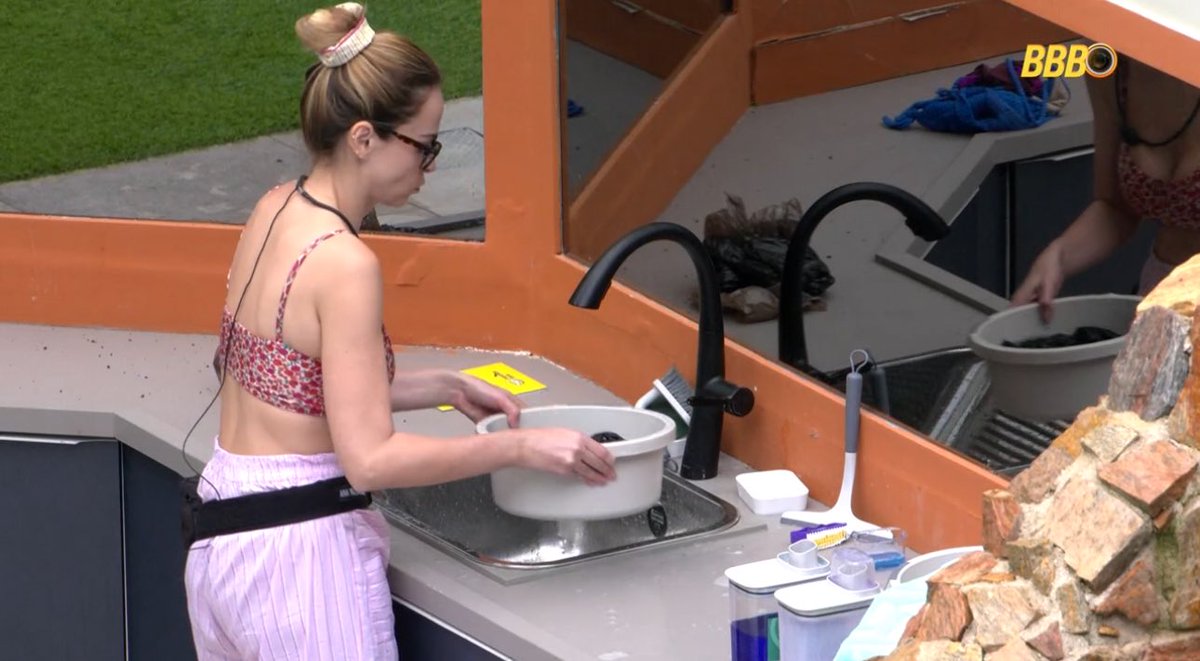 A Ana Paula lavando as “calcinhas”. Alguém imprime e manda pro Babu, por favor #bbb26