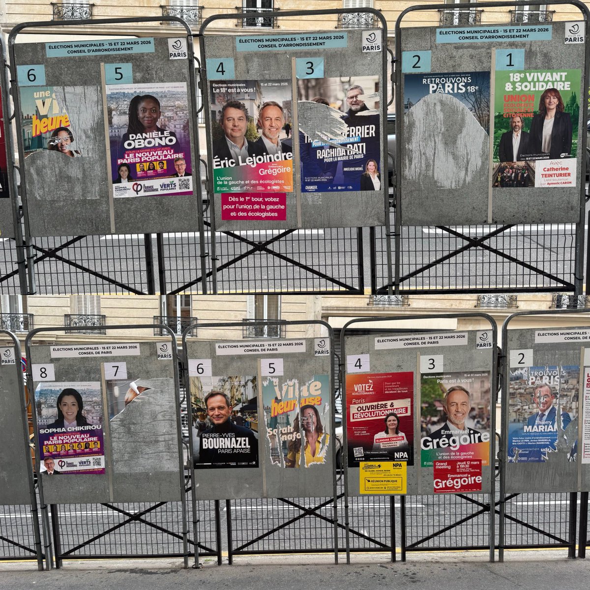 Certains passent leurs journées à arracher les affiches électorales de leurs adversaires politiques. 

On remarque que les affiches arrachées sont toujours les mêmes...