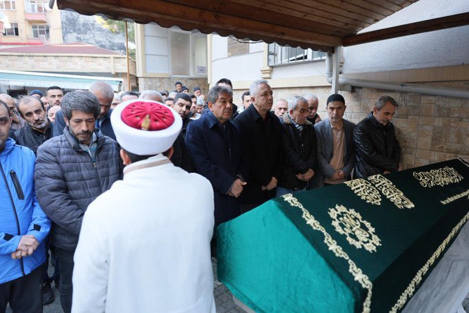 Önceki dönem Meclis Üyemiz Kazım Esen’in kıymetli ağabeyi Mehmet Selim Esen’i, Fatih Sultan Camii’nde kılınan cenaze namazının ardından ebediyete uğurladık.

Merhuma Yüce Allah’tan rahmet; başta kıymetli ailesi olmak üzere tüm yakınlarına sabır ve başsağlığı diliyorum.
Rabbim