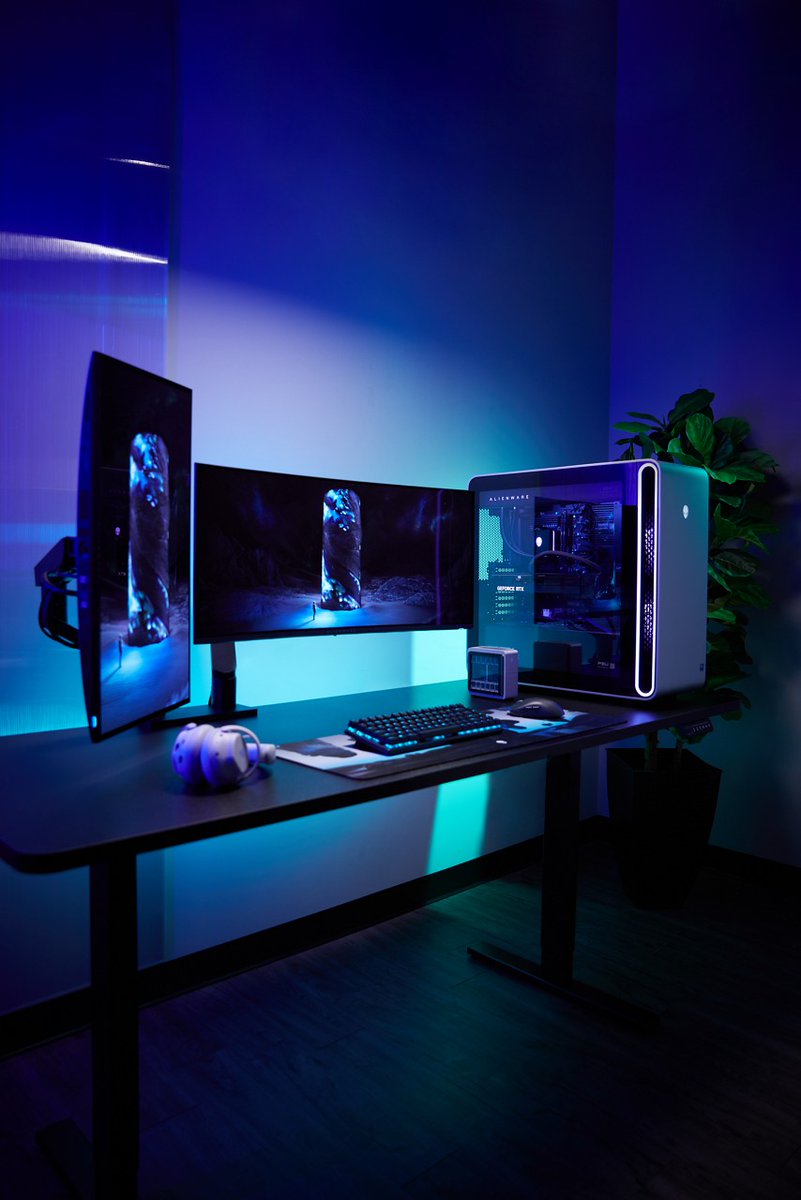Alienware's tweet photo. Nothing's better than a fresh setup https://t.co/SqAofB78Kz