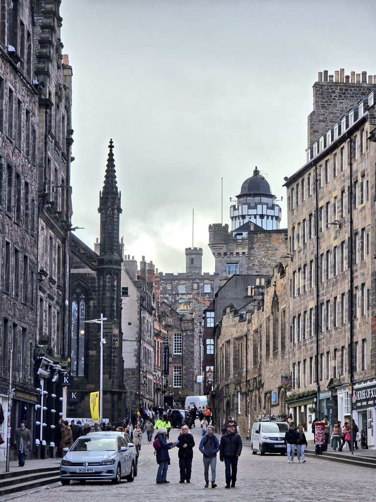 ถ้าถามว่าเมืองไหนในยุโรปที่ไม่ควรพลาด = เอดินเบอระคือหนึ่งในเมืองนั้น 
ก่อนมาที่นี่เหมือนจะดูเก่าและไม่สวยงาม แต่พอใครมาแล้วจะรู้ว่า นี่คือเมืองที่โคตรรรรจะโรแมนติคที่สุดในโลก  
ใครยังไม่ได้มารีบเลย ก่อนที่อะไรๆ มีนจะเปลี่ยนไป
#พี่โยพาเที่ยว #เอดินเบอระ #สก๊อตแลนด์